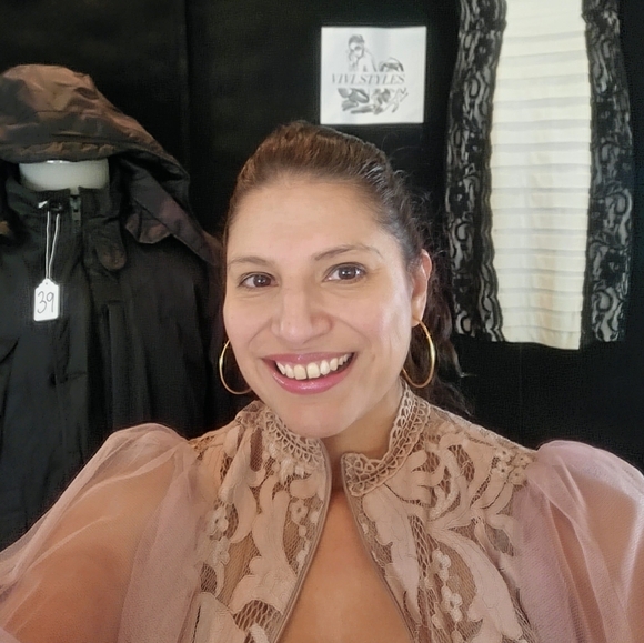 Meet your Posher, Veronica - Picture 3 of 3